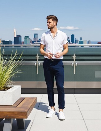 С чем носить темно-сине-белые брюки чинос