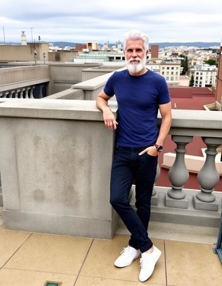 С чем носить темно-сине-белые брюки чинос