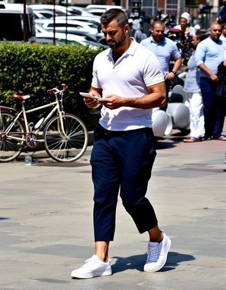 С чем носить темно-сине-белые брюки чинос