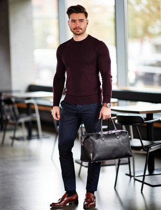 С чем носить темно-сине-белые брюки чинос