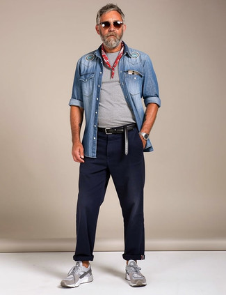 С чем носить темно-сине-белые брюки чинос