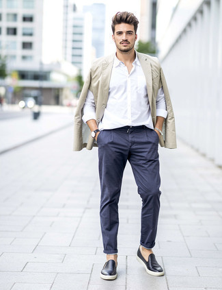 С чем носить темно-сине-белые брюки чинос
