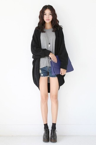 С чем носить темно-сине-белый клатч