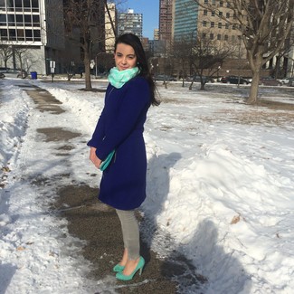 С чем носить темно-сине-белое пальто женщине