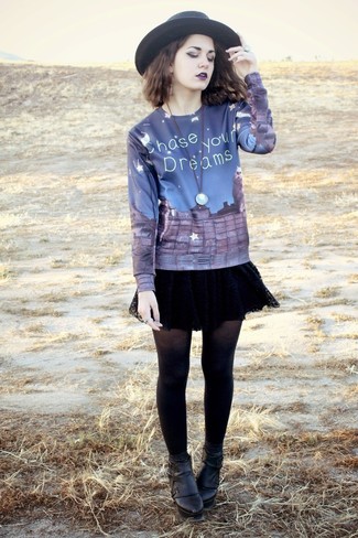 С чем носить темно-сине-белый свитер с круглым вырезом женщине