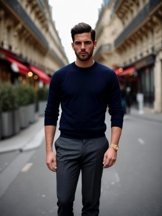 С чем носить темно-сине-белый свитер с круглым вырезом мужчине