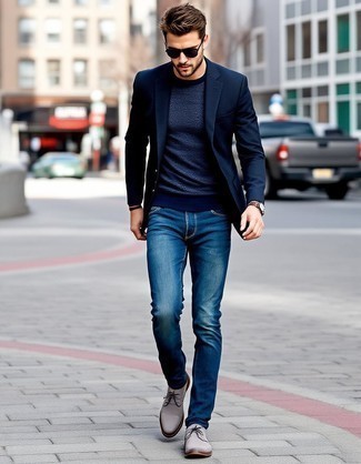 С чем носить темно-сине-белый свитер с круглым вырезом мужчине