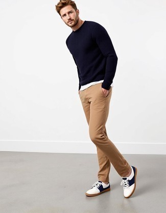 С чем носить темно-сине-белый свитер с круглым вырезом мужчине
