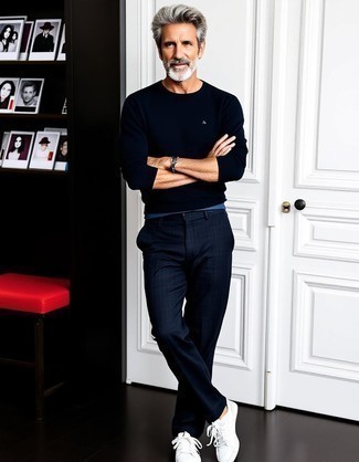 С чем носить темно-сине-белый свитер с круглым вырезом мужчине