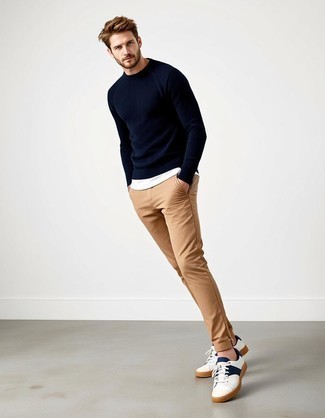 С чем носить темно-сине-белый свитер с круглым вырезом мужчине