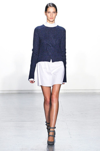 С чем носить темно-сине-белый свитер с круглым вырезом женщине