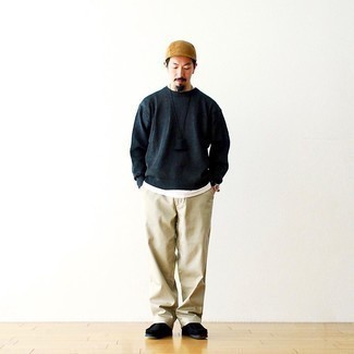 Какие майки носить с темно-сине-белым свитером с круглым вырезом мужчине