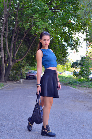 С чем носить темно-сине-белый укороченный топ