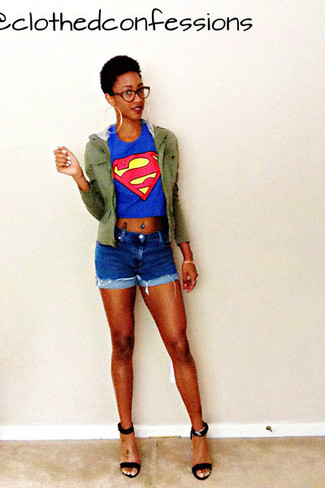 Какие шорты носить с темно-сине-белым укороченным топом