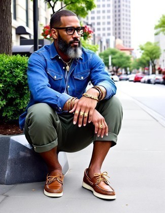 С чем носить темно-сине-белую джинсовую рубашку мужчине