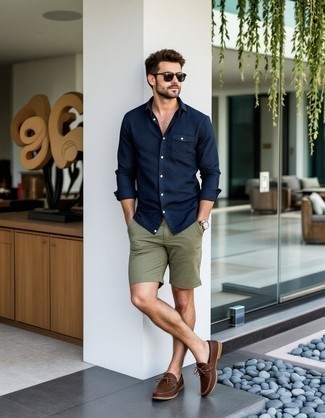 С чем носить темно-сине-белую джинсовую рубашку мужчине