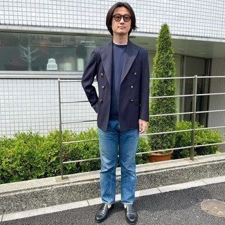 Какие джинсы носить с темно-сине-белым двубортным пиджаком мужчине