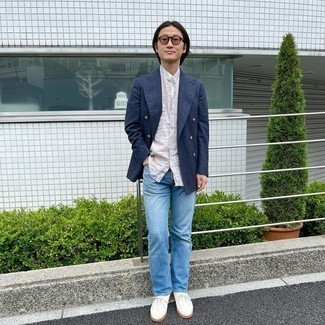 Какие джинсы носить с темно-сине-белым двубортным пиджаком мужчине