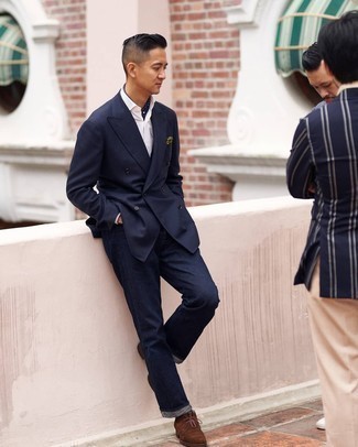 Какие джинсы носить с темно-сине-белым двубортным пиджаком мужчине