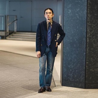 С чем носить темно-сине-белый двубортный пиджак мужчине