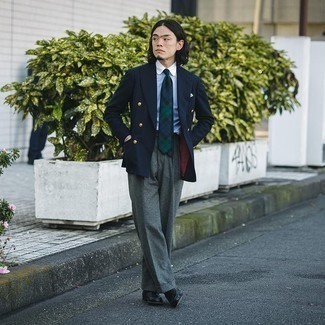 С чем носить темно-сине-белый двубортный пиджак мужчине