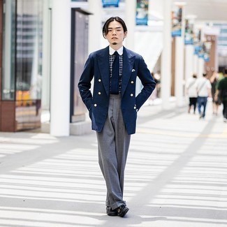 С чем носить темно-сине-белый двубортный пиджак мужчине