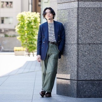 С чем носить темно-сине-белый двубортный пиджак мужчине