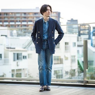 С чем носить темно-сине-белый двубортный пиджак мужчине