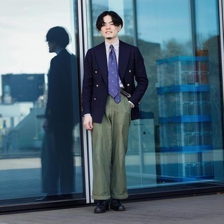 С чем носить темно-сине-белый двубортный пиджак мужчине