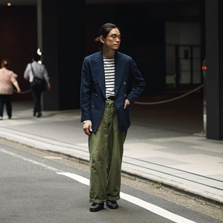 С чем носить темно-сине-белый двубортный пиджак мужчине