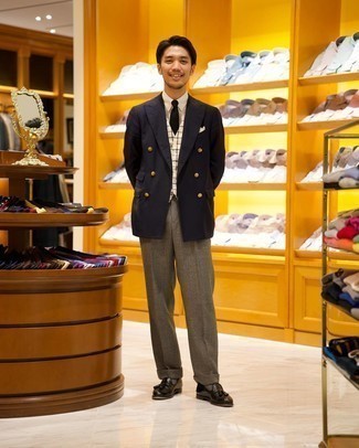 С чем носить темно-сине-белый двубортный пиджак мужчине