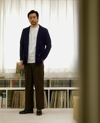 С чем носить темно-сине-белый двубортный пиджак мужчине