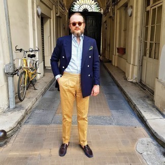 С чем носить темно-сине-белый двубортный пиджак мужчине