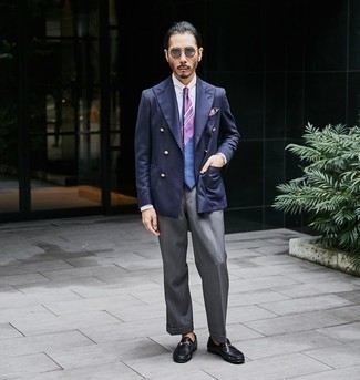 Какие лоферы носить с темно-сине-белым двубортным пиджаком мужчине