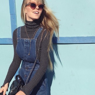 С чем носить темно-сине-белое платье