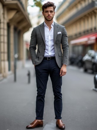 С чем носить темно-сине-белые классические брюки мужчине