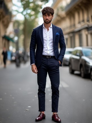 С чем носить темно-сине-белые классические брюки мужчине