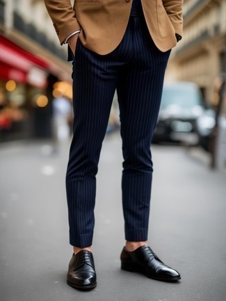 С чем носить темно-сине-белые классические брюки мужчине