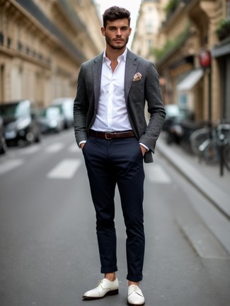 С чем носить темно-сине-белые классические брюки мужчине
