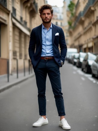С чем носить темно-сине-белые классические брюки мужчине