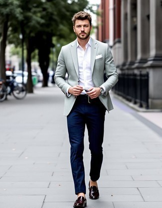 С чем носить темно-сине-белые классические брюки мужчине