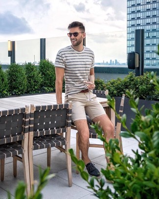 С чем носить темно-сине-белые эспадрильи мужчине