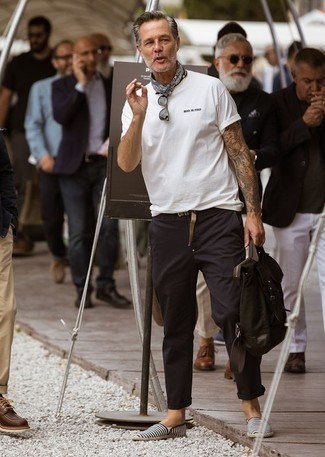 С чем носить темно-сине-белые эспадрильи мужчине