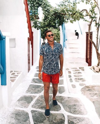 Какие шорты носить с темно-сине-белыми эспадрильями мужчине