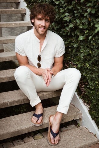 С чем носить темно-сине-белые сланцы мужчине