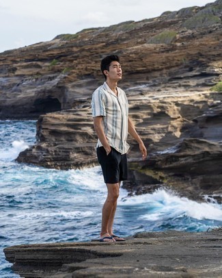 С чем носить темно-сине-белые сланцы мужчине