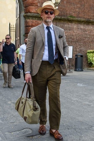 С чем носить темно-сине-белый галстук в мелкую клетку мужчине