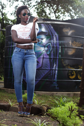 С чем носить темно-сине-белые босоножки на каблуке