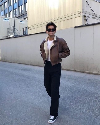 Какие короткие дубленки носить с темно-сине-белыми высокими кедами мужчине