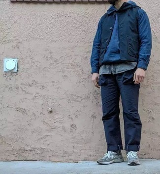 С чем носить темно-сине-белый худи мужчине